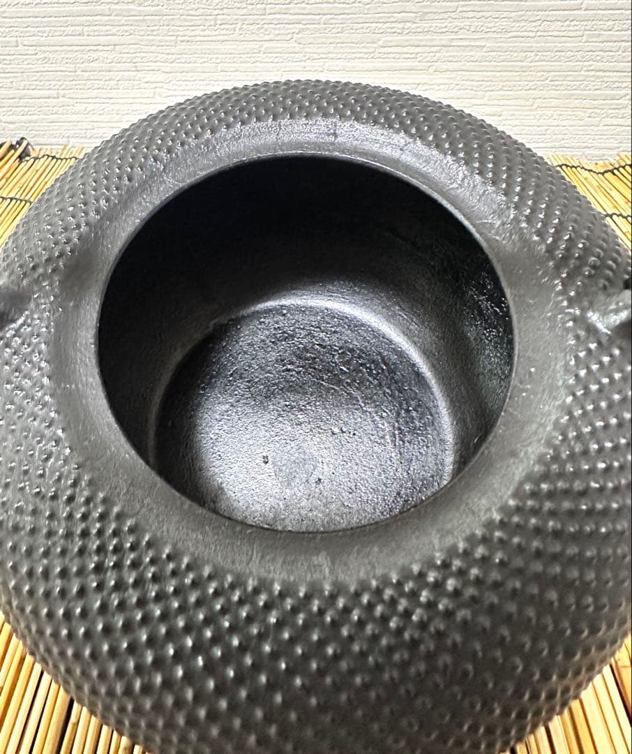 未使用品　南部伝統工芸士 及川寛治作　１８型姥口 アラレ　南部鉄瓶　南部鉄器