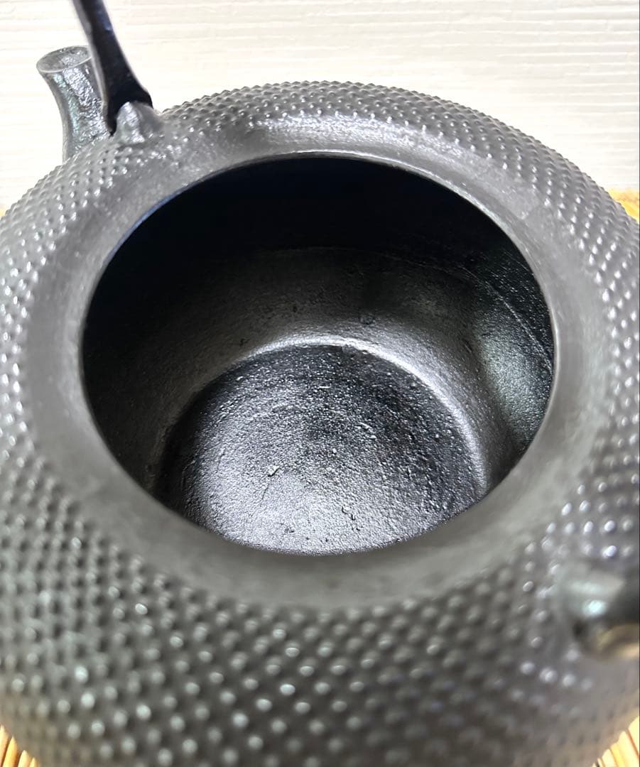 未使用品　南部伝統工芸士 及川寛治作　１８型姥口 アラレ　南部鉄瓶　南部鉄器