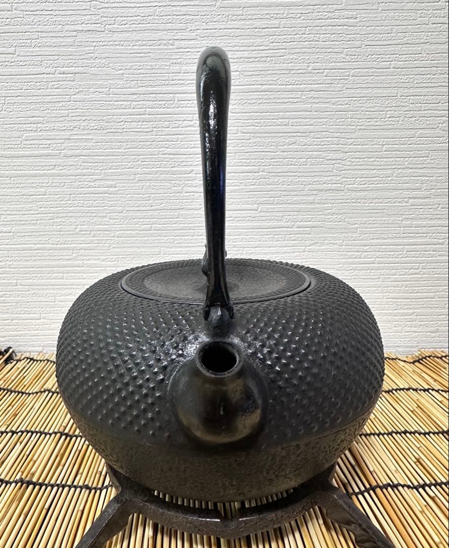 未使用品　南部伝統工芸士 及川寛治作　１８型姥口 アラレ　南部鉄瓶　南部鉄器