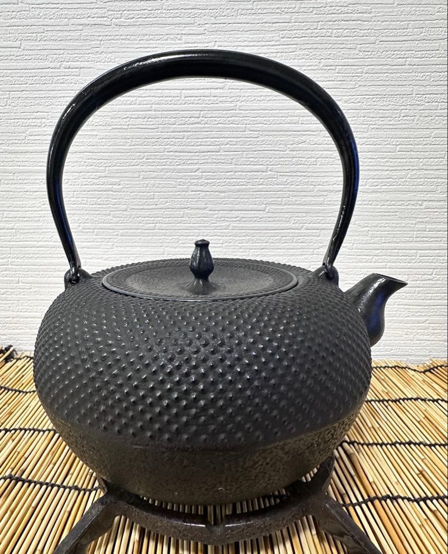 未使用品　南部伝統工芸士 及川寛治作　１８型姥口 アラレ　南部鉄瓶　南部鉄器