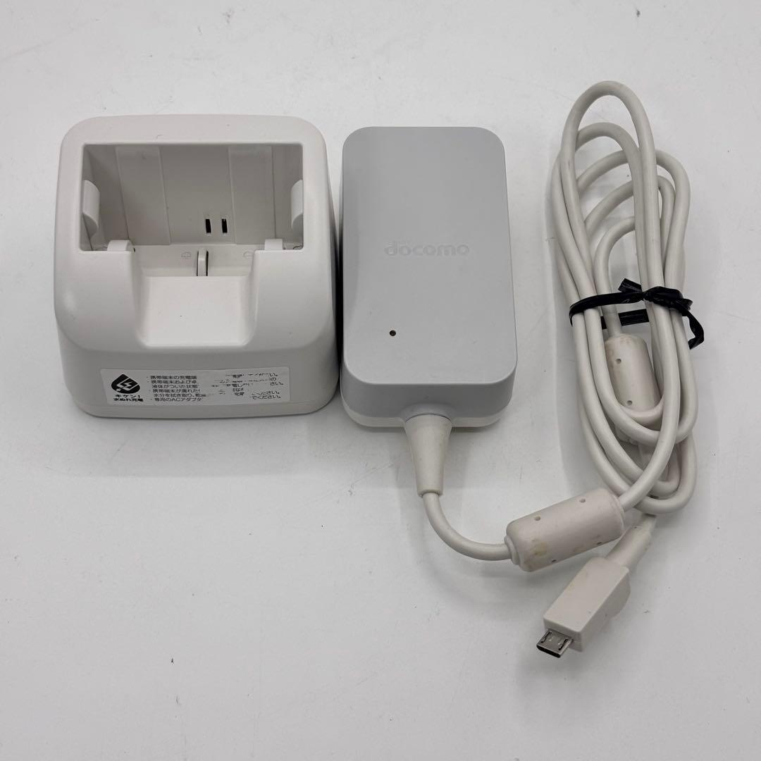 docomoらくらくホン F-01M ホワイト 充電器付き