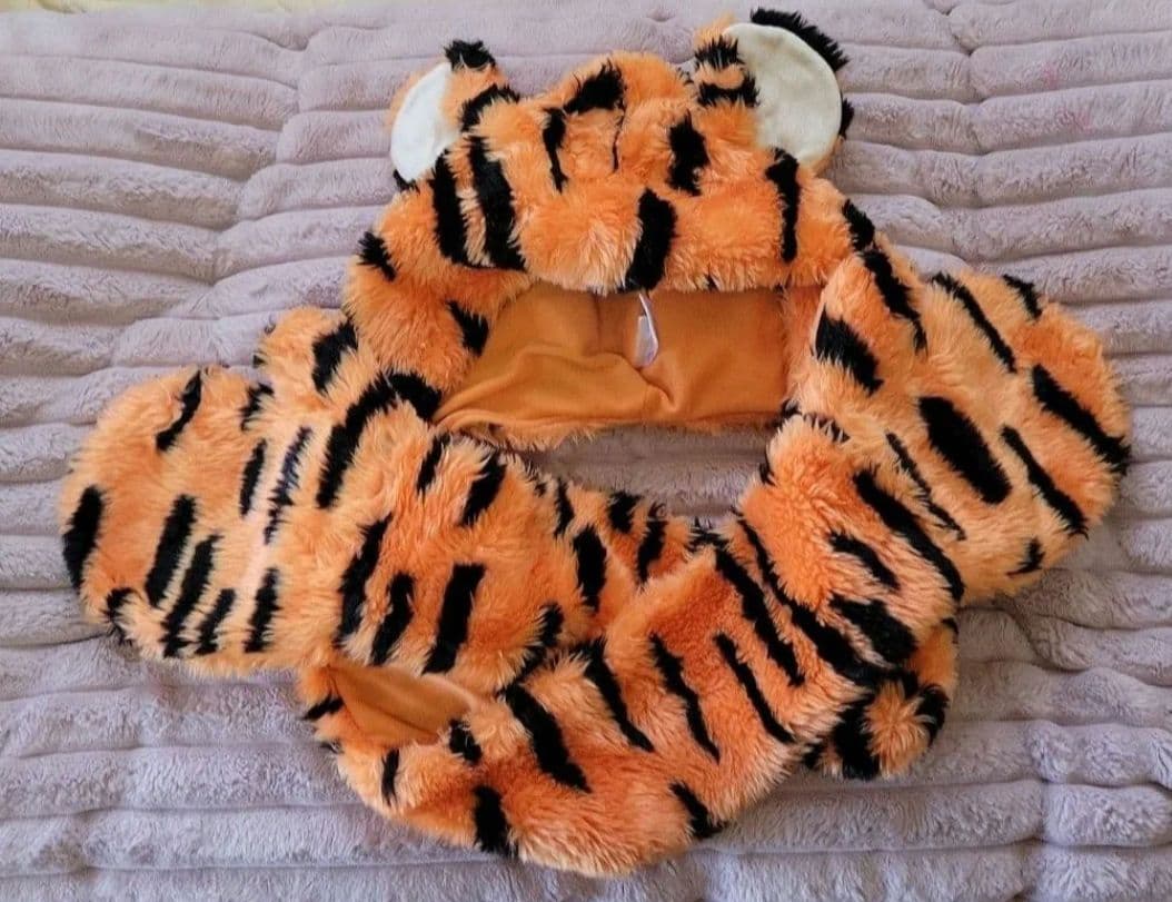 ディズニー　サリー　ティガー　手袋　マフラーキャップ　ファンキャップ　帽子　2個