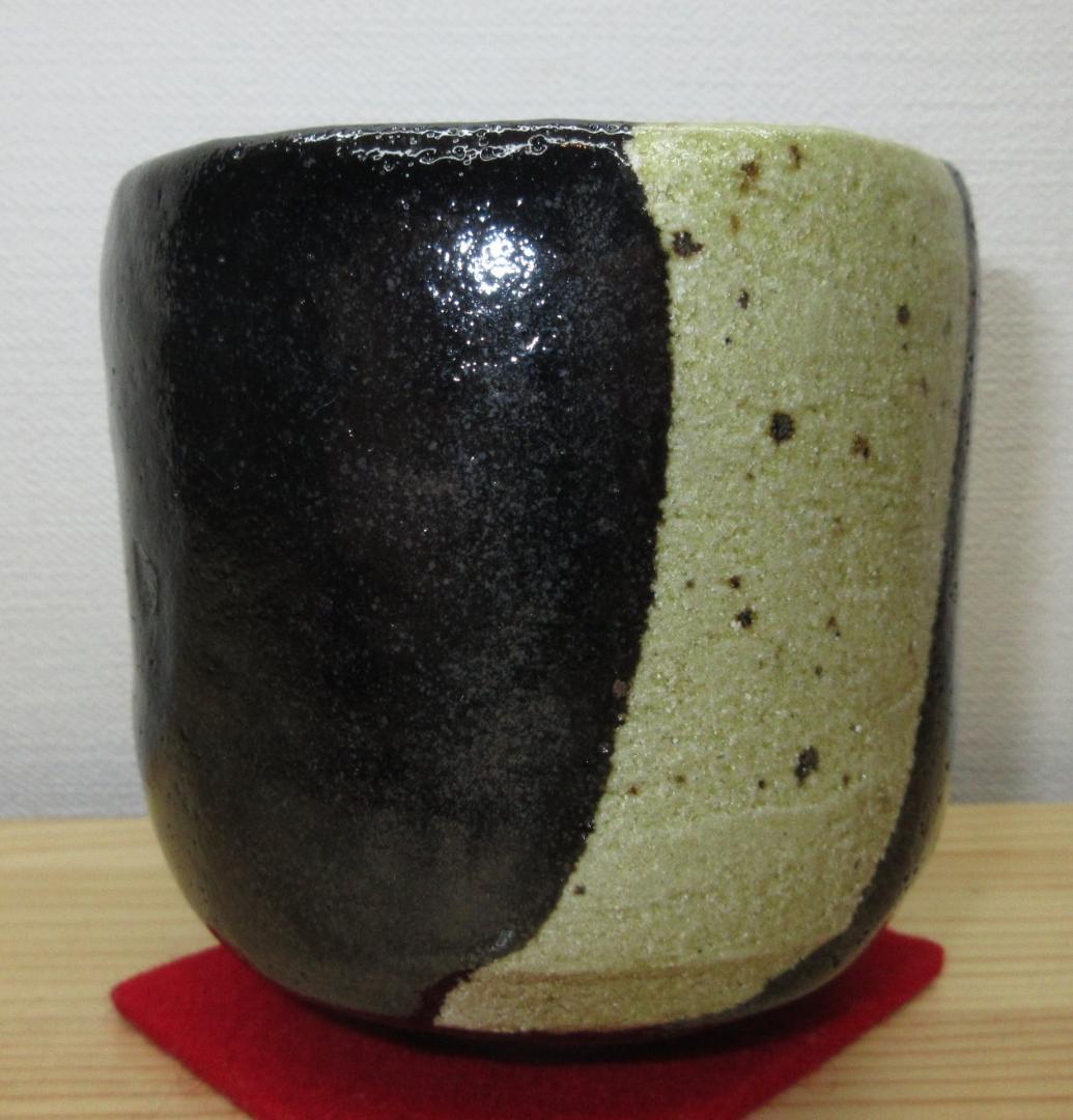 送料込【逢絢亭・新品】茶道具 筒茶碗 楽焼 黒楽 寒月の図 松楽窯 紙箱入り