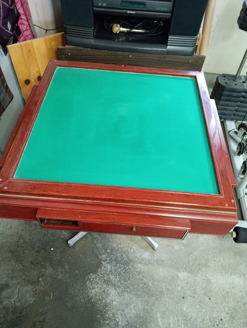 麻雀の台　全自動の麻雀台ですが壊れたので　上にマットをひいています　直接取りに来