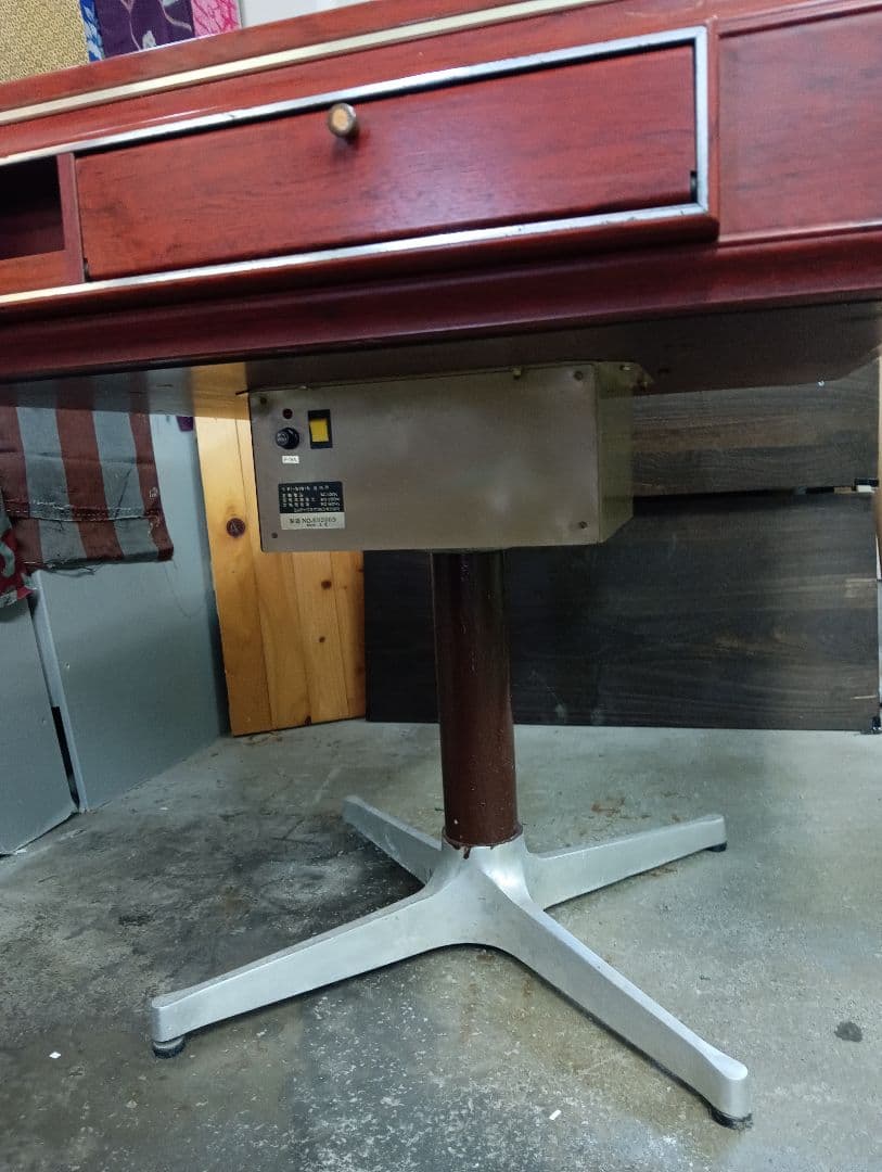 麻雀の台　全自動の麻雀台ですが壊れたので　上にマットをひいています　直接取りに来