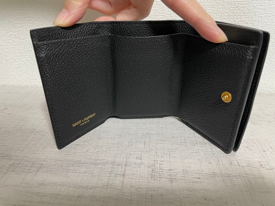 サンローラン　財布　黒　レザー　Saint Laurent ブラック三つ折り財布