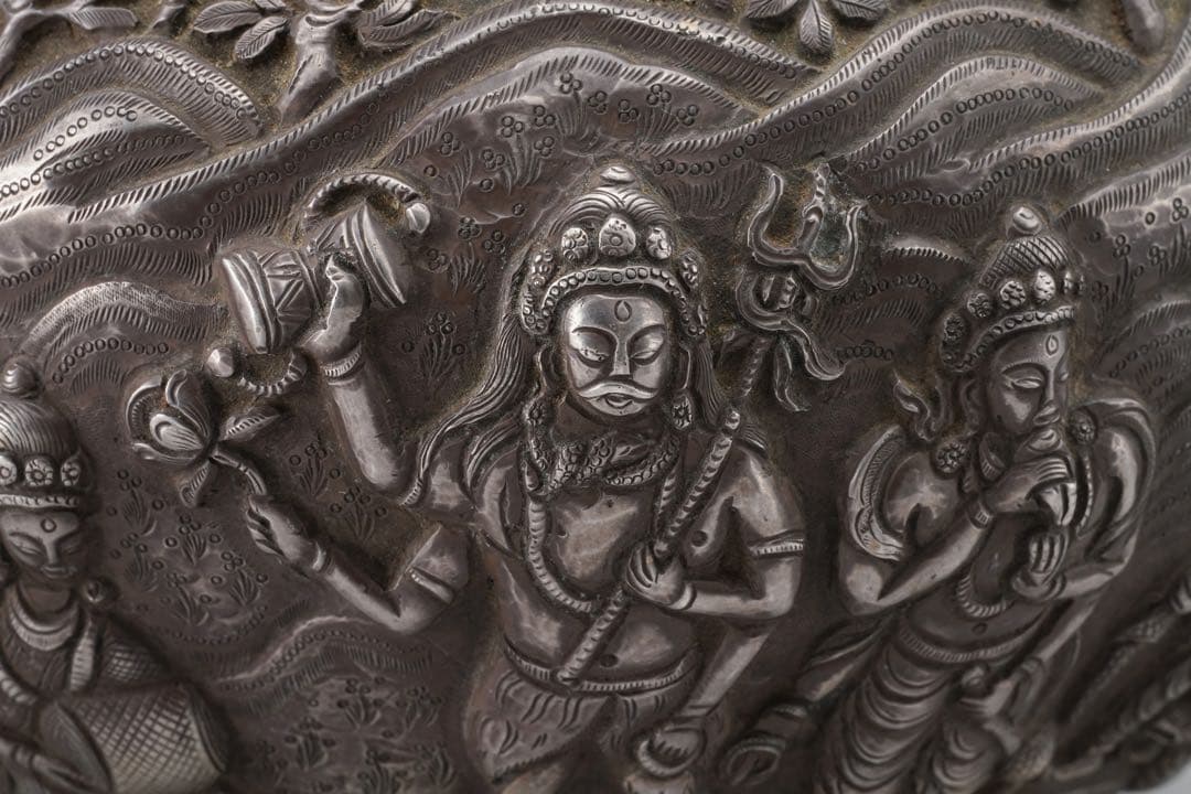 仏教美術 純銀 鎏金 650g 仏教人物図 鉢 仏具 チベット　ネパール 時代