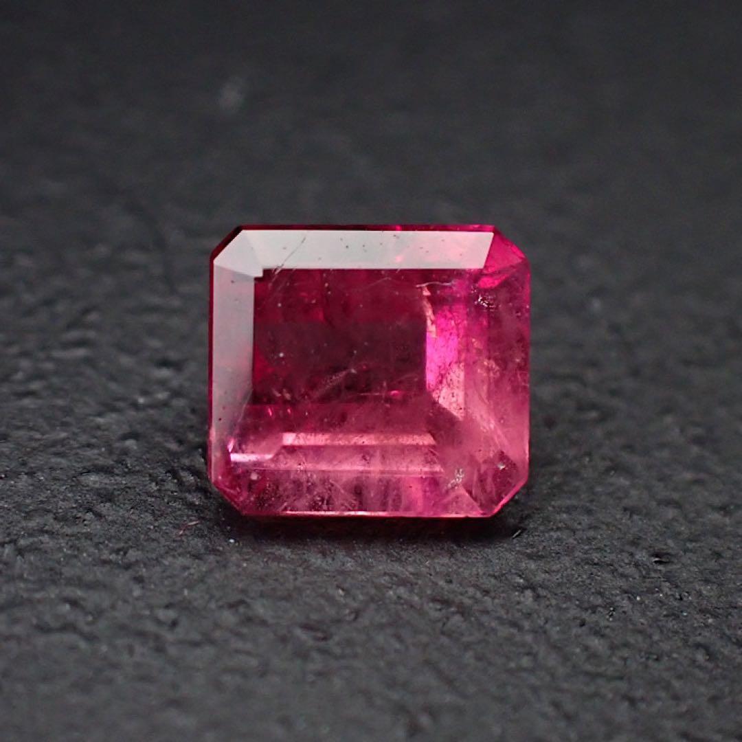 【アメリカ/ユタ産】レッドベリル(ビクスバイト)