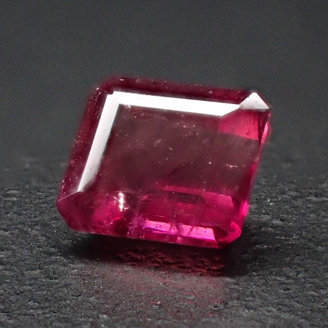 【アメリカ/ユタ産】レッドベリル(ビクスバイト)