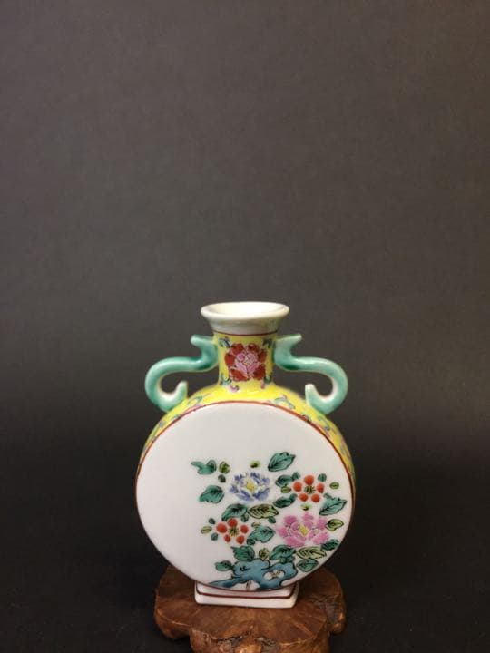 乾隆年製  粉彩 色絵 双耳 花卉人物瓶。年代物