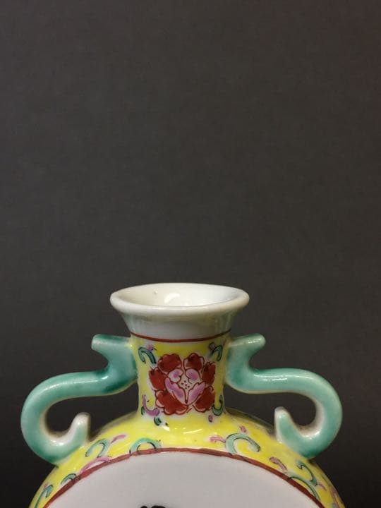 乾隆年製  粉彩 色絵 双耳 花卉人物瓶。年代物