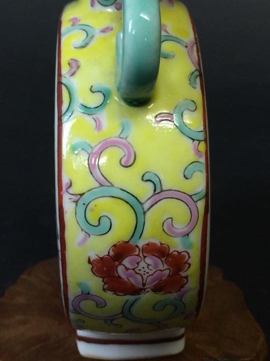 乾隆年製  粉彩 色絵 双耳 花卉人物瓶。年代物