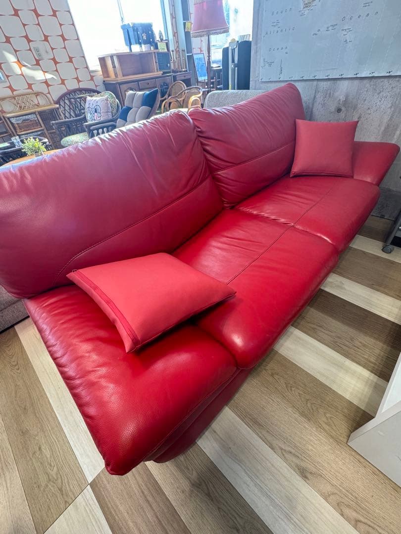 赤いレザー風ソファ 2つのクッション付き