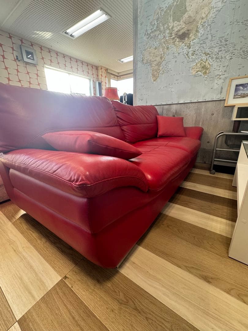赤いレザー風ソファ 2つのクッション付き