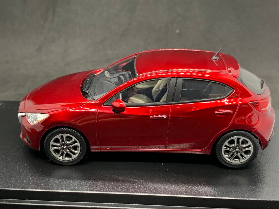 マツダ　Mazda2 1/43ミニカー ソウルレッドクリスタルメタリック
