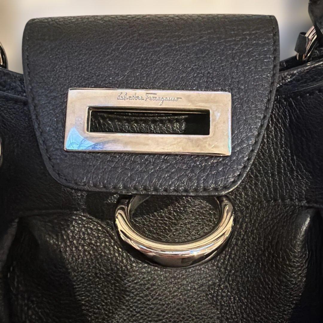 Ferragamo ブラックレザー ハンドバッグ 約30cm