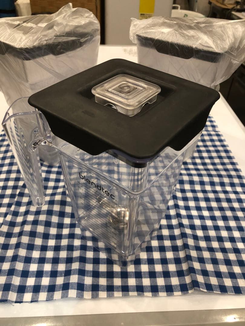 T*H様 blendtec 高性能ブレンダー 本体と付属品（FMI スムージーブ