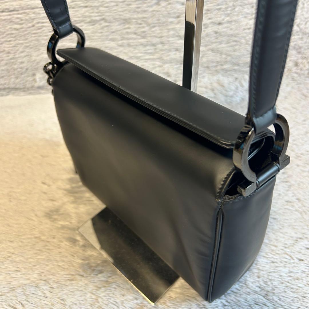 FERRAGAMO フェラガモ　ガンチーニ　ハンドバッグ　レザーバッグ　ポーチ付