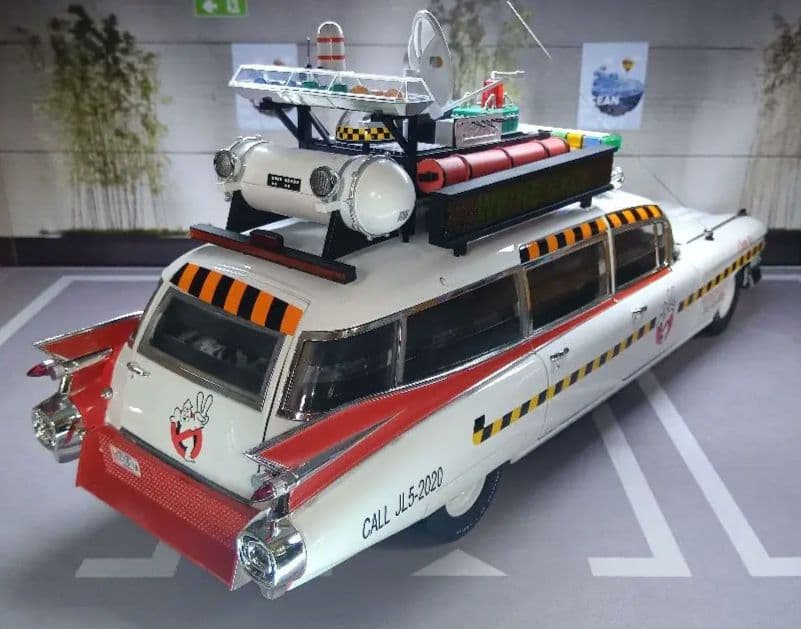 PYOMARO　Hot Wheels 1/18 Ecto-1A