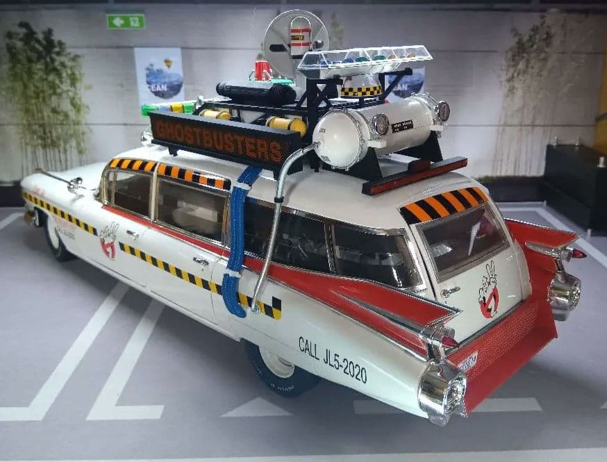 PYOMARO　Hot Wheels 1/18 Ecto-1A