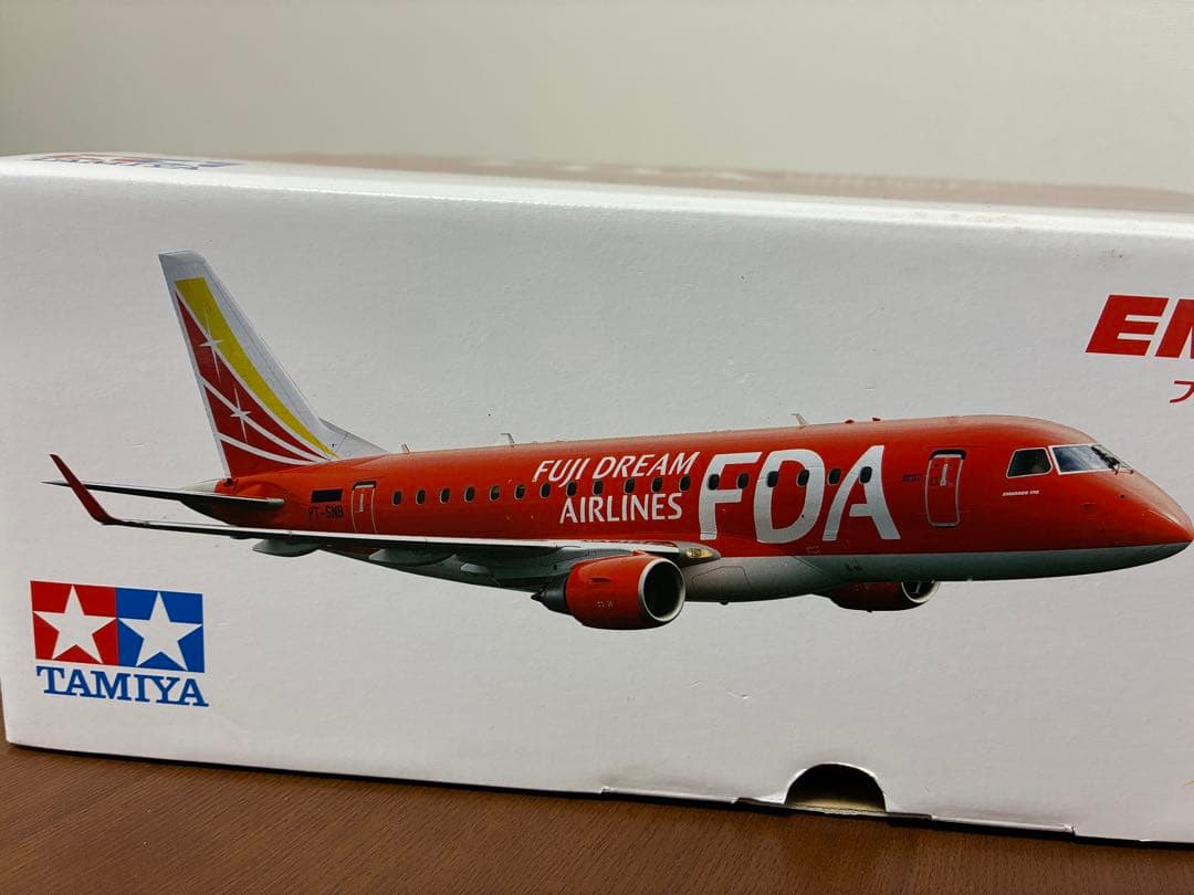 フジドリームエアラインズ 赤 EMBRAER 175 1/100スケール 完成品