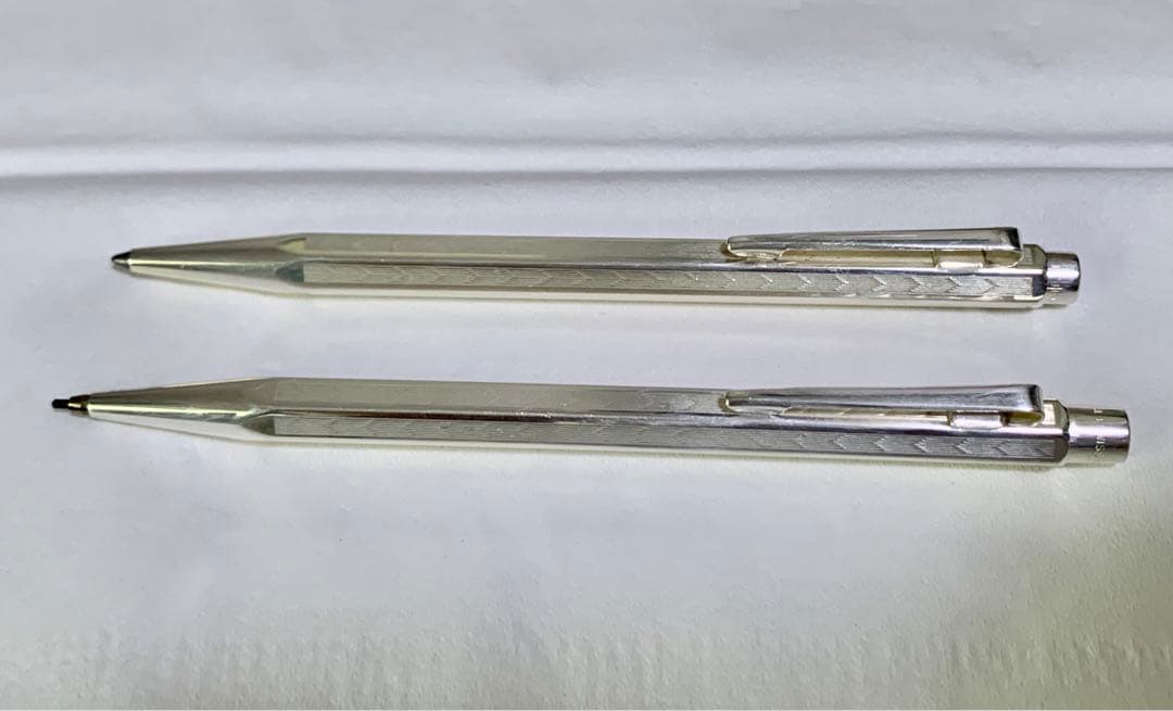 カランダッシュ鉛筆と黒インクのボールペン