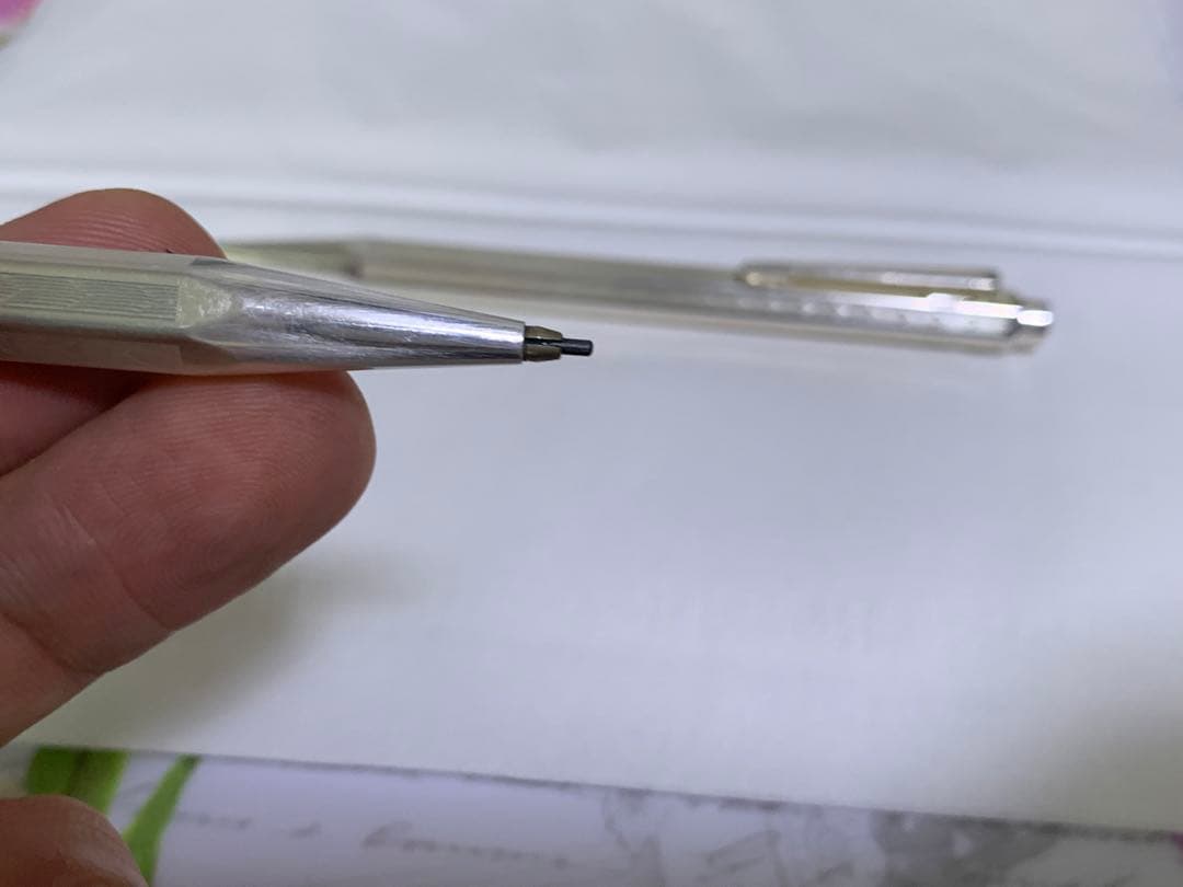 カランダッシュ鉛筆と黒インクのボールペン