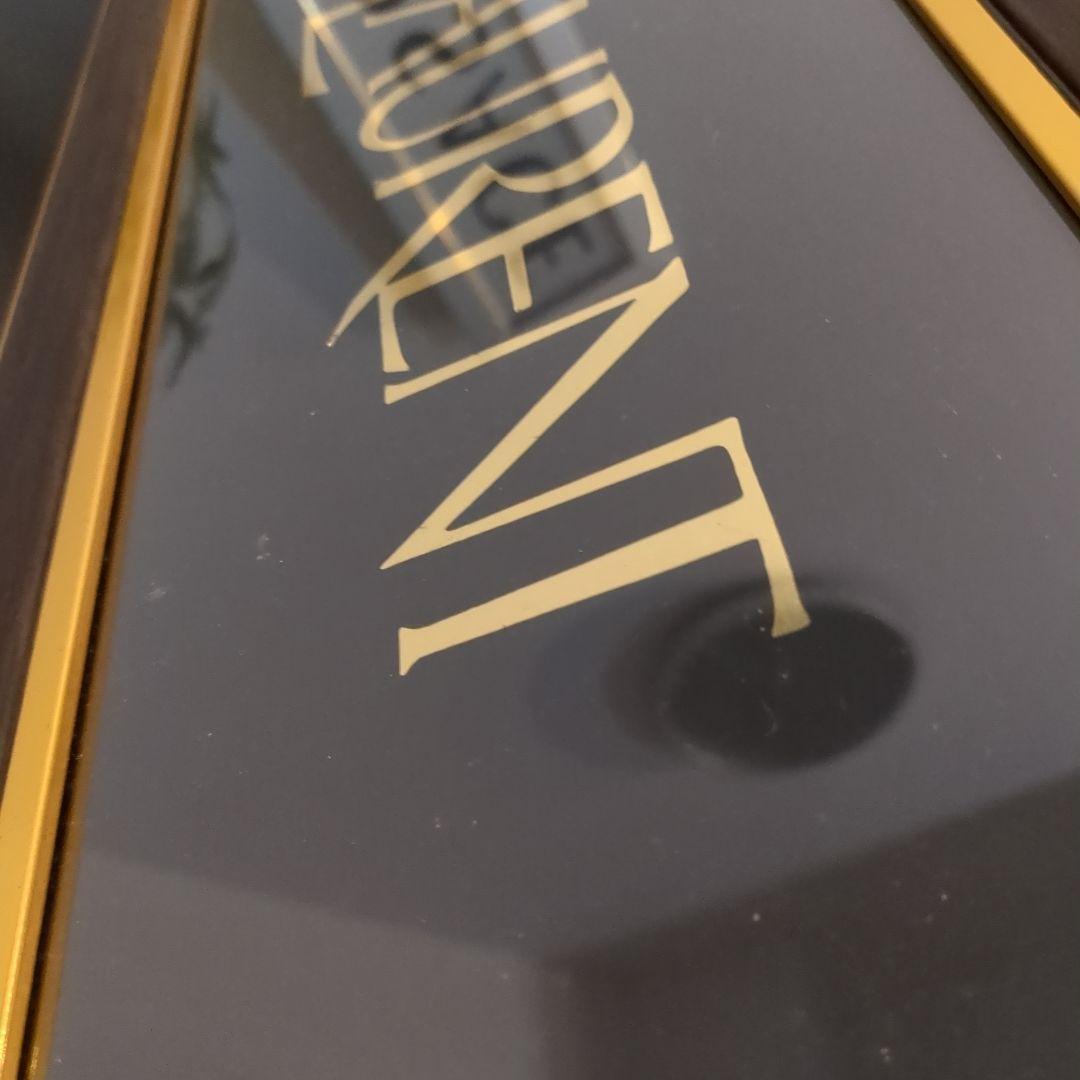 イヴ・サンローラン YSL ロゴ看板