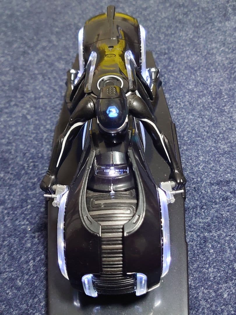 1/10 『TRON:LEGACY』 ライトサイクル　ダイキャストフィギュア