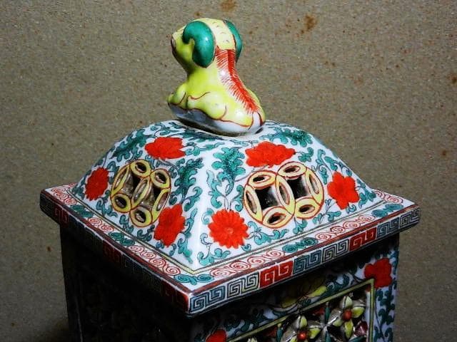 獅子蓋色絵透し彫り角型四脚香炉「大明萬曆年製」