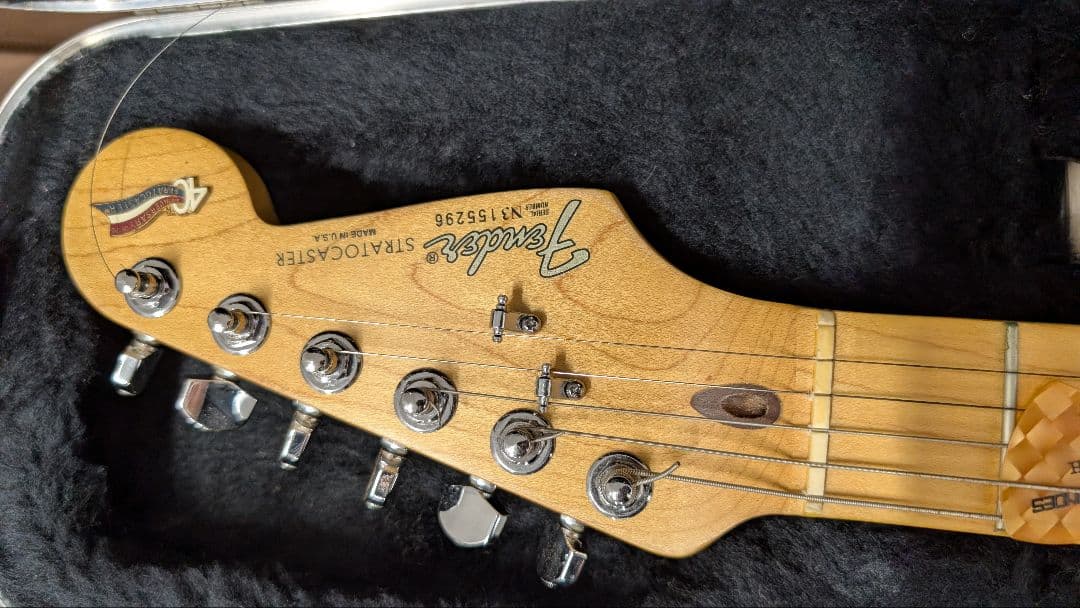 Fender Stratocaster 40周年記念モデル？ハードケース付き