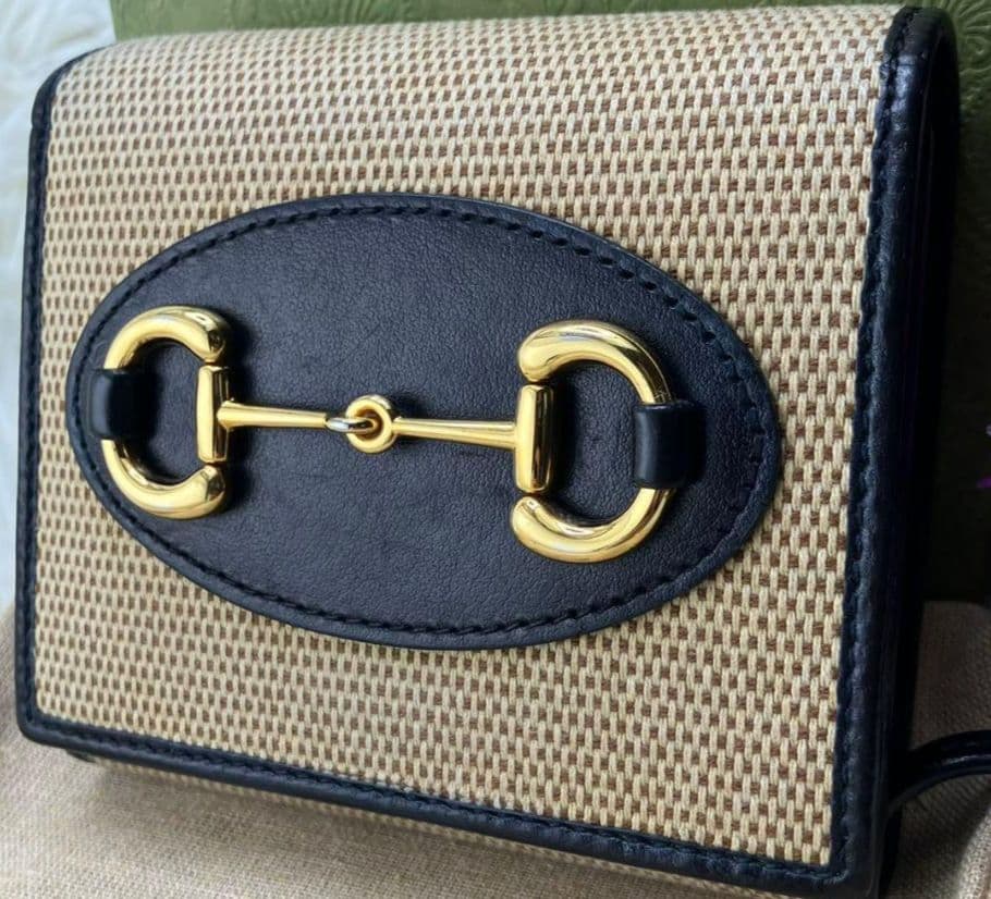 グッチ　コンパクトウォレット　折り財布　ホースビット ラフィア