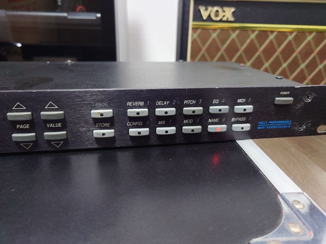 Alesis QuadraVerb 下のケースは付きません。