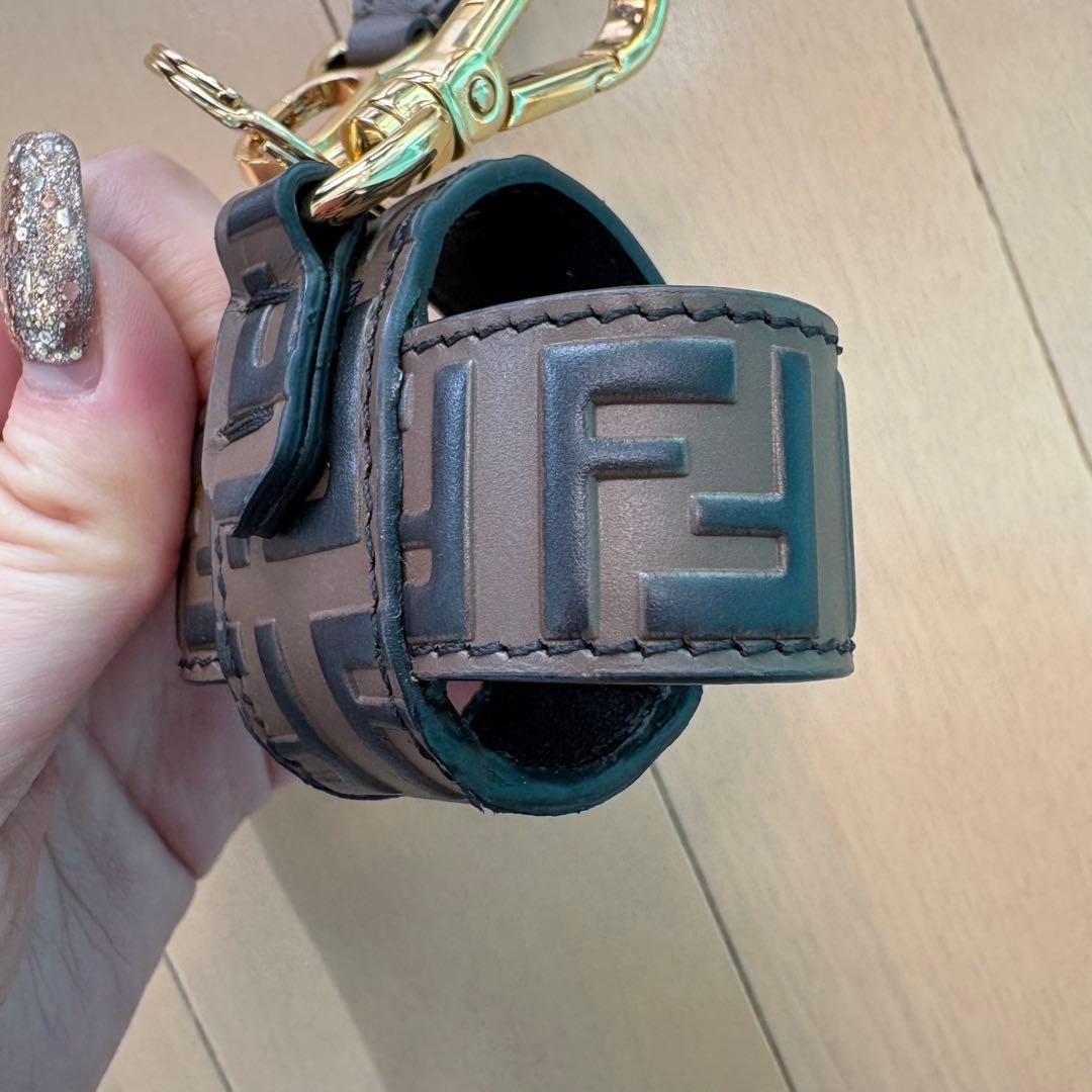 極美品【FENDI】AirPodsケース、ストラップセット、FF