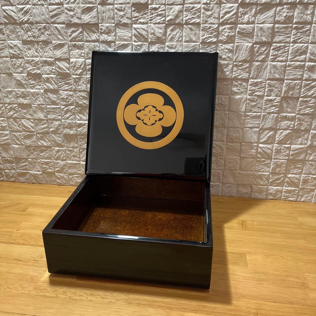 未使用　能登輪島塗　家紋入 黒漆塗り重箱 金色の花紋　丸に横木瓜　特注品