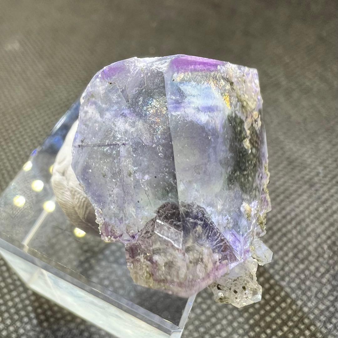 ヤオガンシャン産　パープル、ブルーゾーニングクォーツ共生クリアフローライト