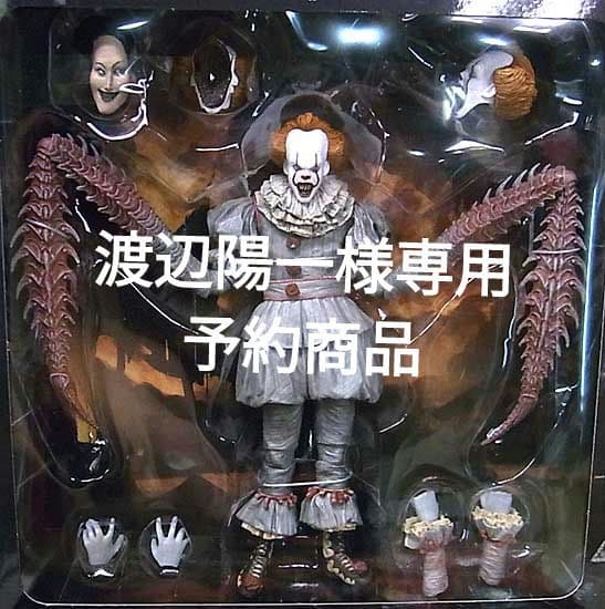 ペニーワイズ フィギュアとレッドクイーンマザー