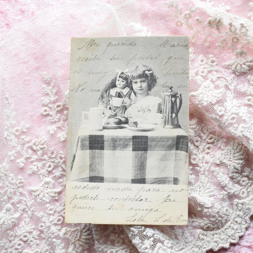 *アンティークポストカード　お人形と朝食を楽しむ可愛い少女*