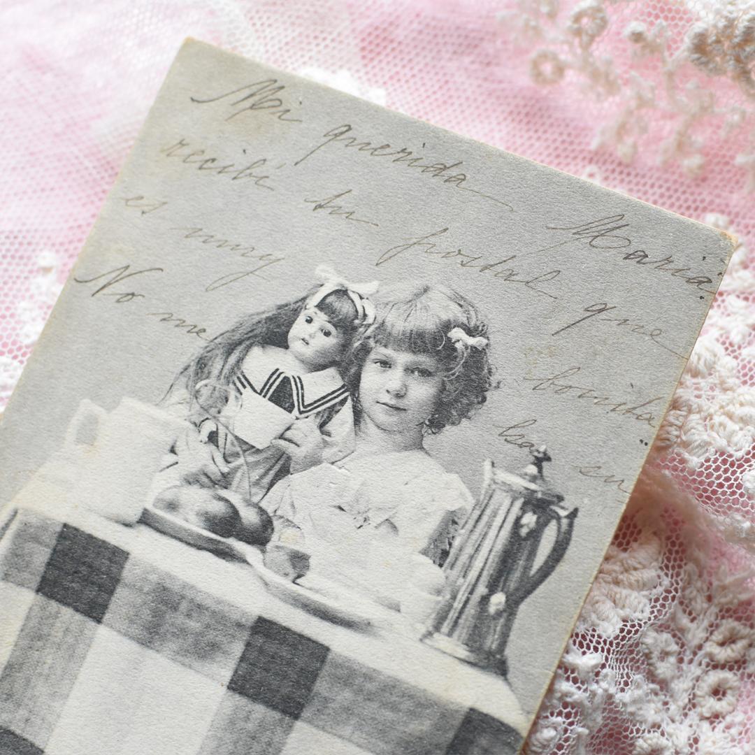 *アンティークポストカード　お人形と朝食を楽しむ可愛い少女*