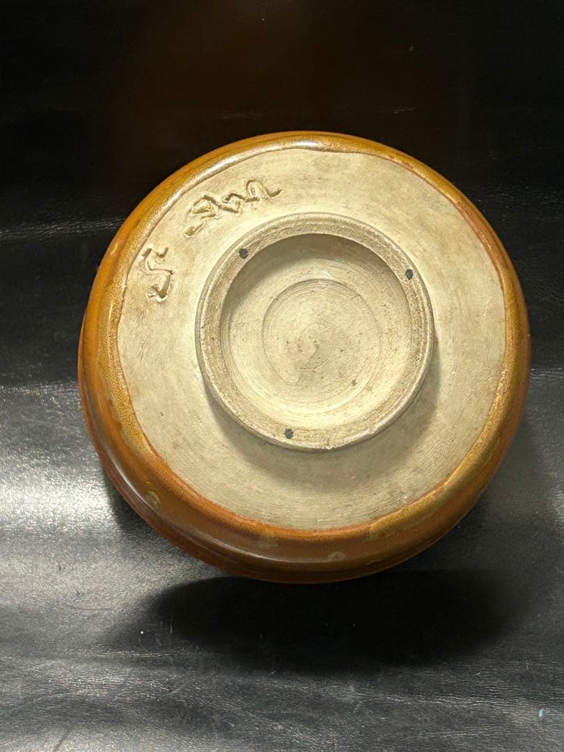 究極の美◾️蔵からコゲ茶色の釉薬に黄金の紋様が浮かび上がる美しい抹茶茶碗が出てきた