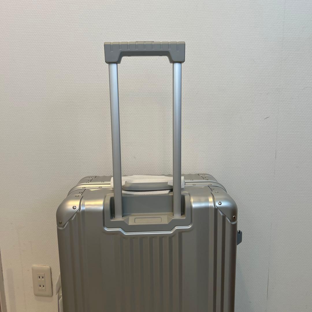 【新品　未使用品】メルセデスベンツシルバーキャリーケース 中型