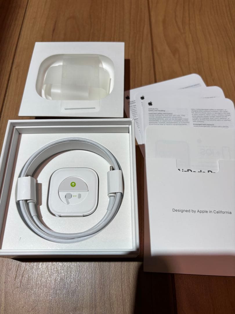 AirPods Pro 本体と充電ケース