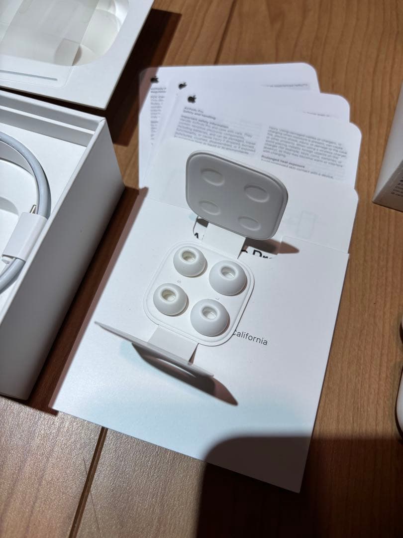 AirPods Pro 本体と充電ケース