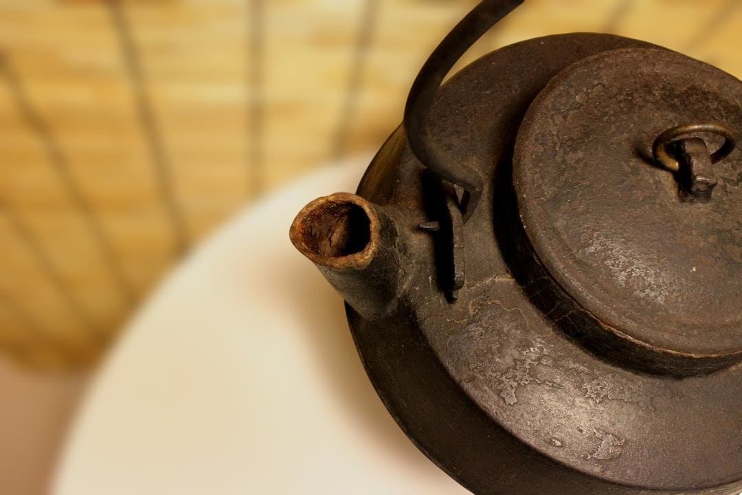 古鉄瓶　　銅環三足鉄砲口大鉄瓶　希少品　　水漏れなし