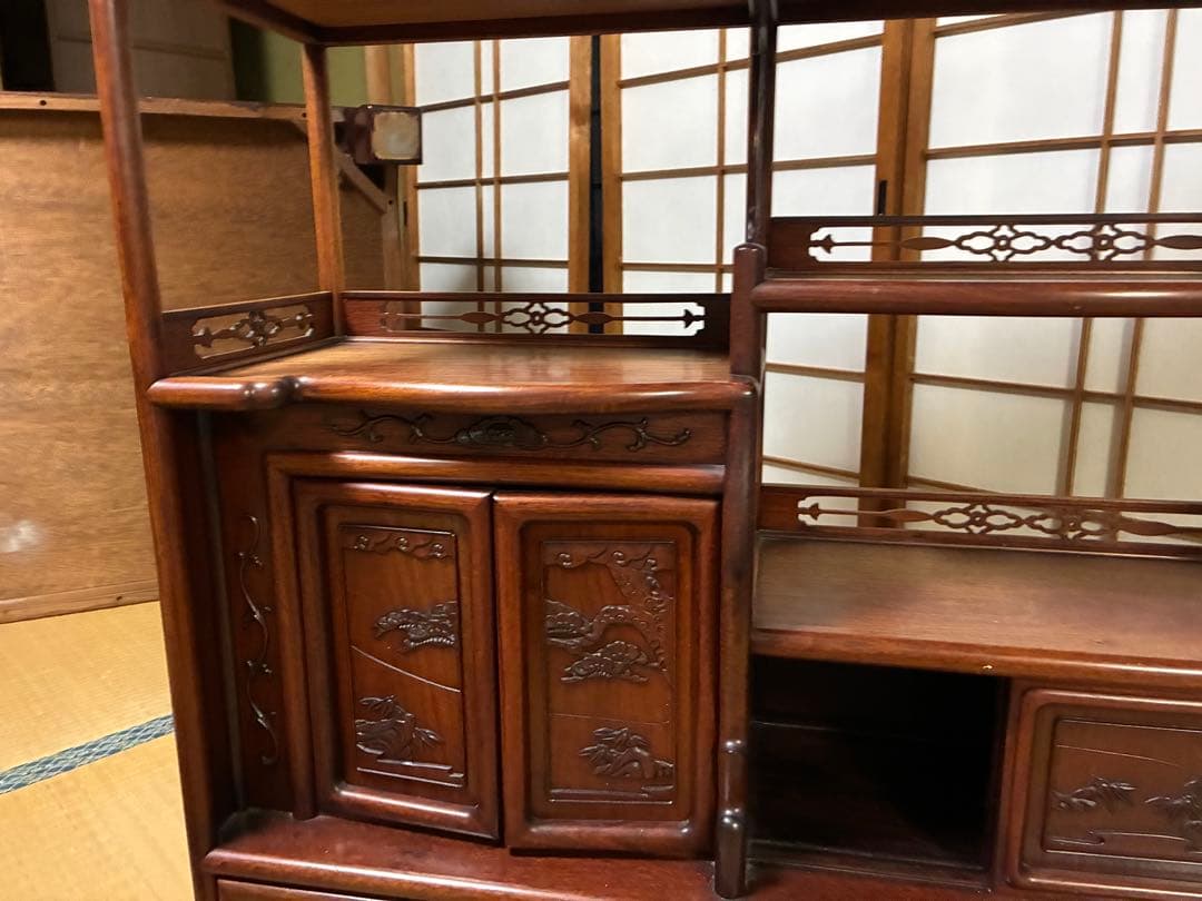 木製収納棚 自然モチーフ彫刻付き　茶棚