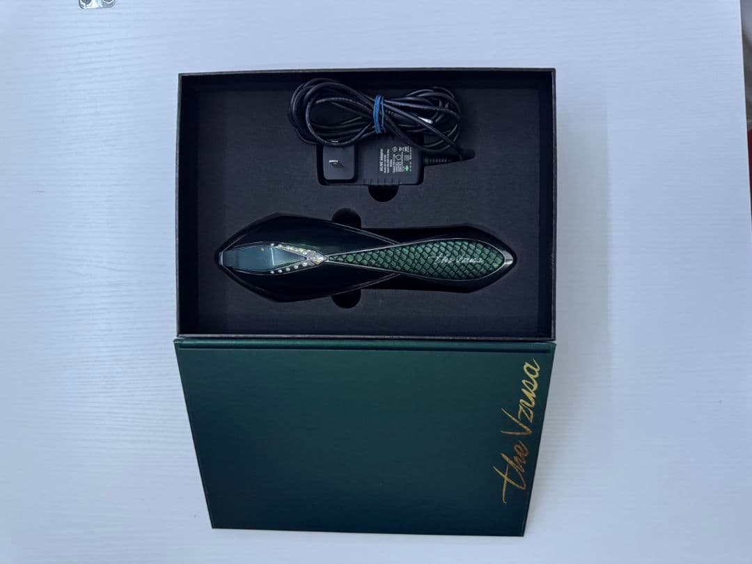 the Vzusa 美顔器 充電ケーブル付き