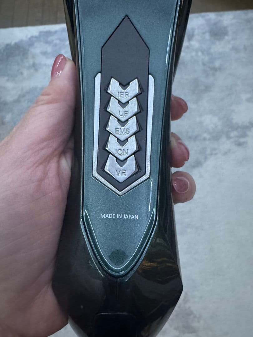 the Vzusa 美顔器 充電ケーブル付き