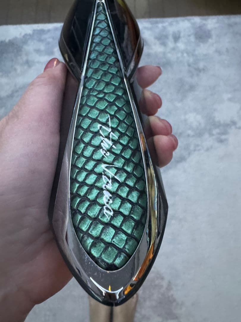 the Vzusa 美顔器 充電ケーブル付き