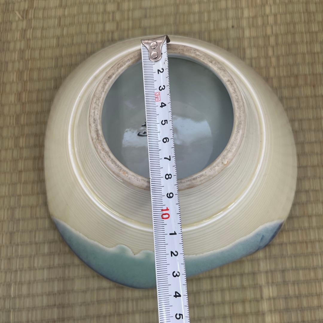 美濃焼琥山窯青白磁　模様　飾り壺　花瓶　花器　64