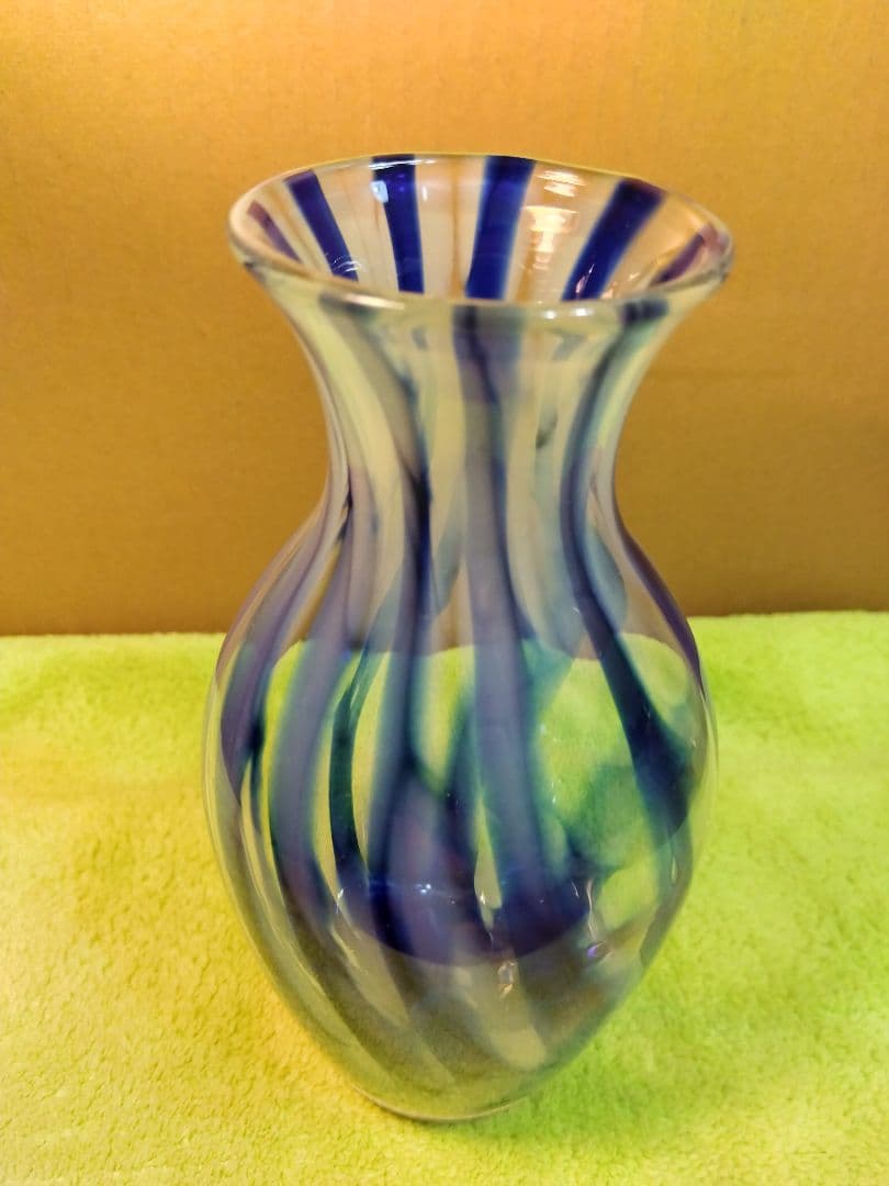 ウランガラス花瓶 (青＆透明のストライプ模様)
